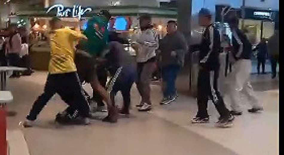 Batalla campal entre más de 200 adolescentes en el patio de comidas de un shopping de zona norte