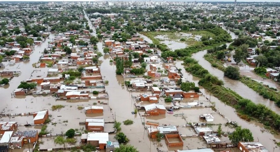 Al menos 16 muertos y más de 900 evacuados en Bahía Blanca