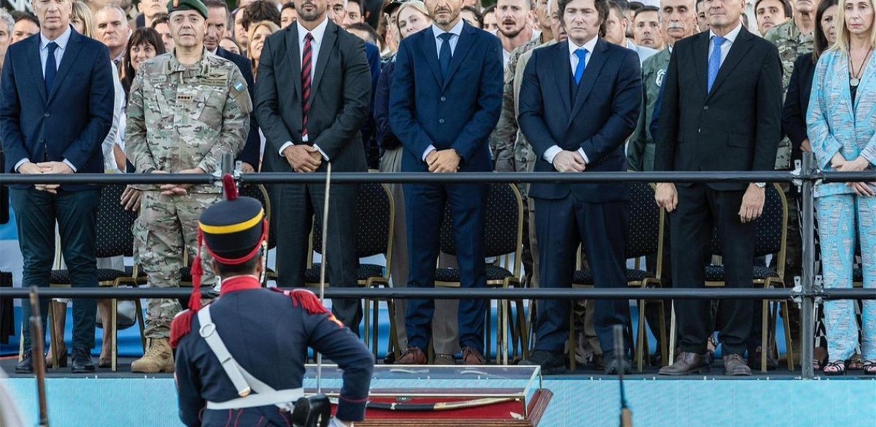 Milei entregó el sable corvo de San Martín a los Granaderos a Caballo