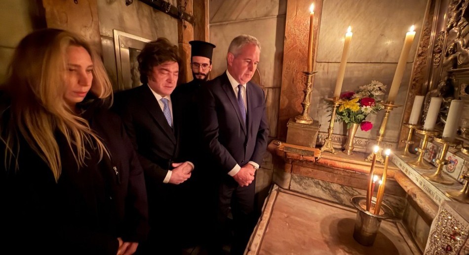 Milei rindió homenaje al papa Francisco desde el Santo Sepulcro y envió una carta al Episcopado