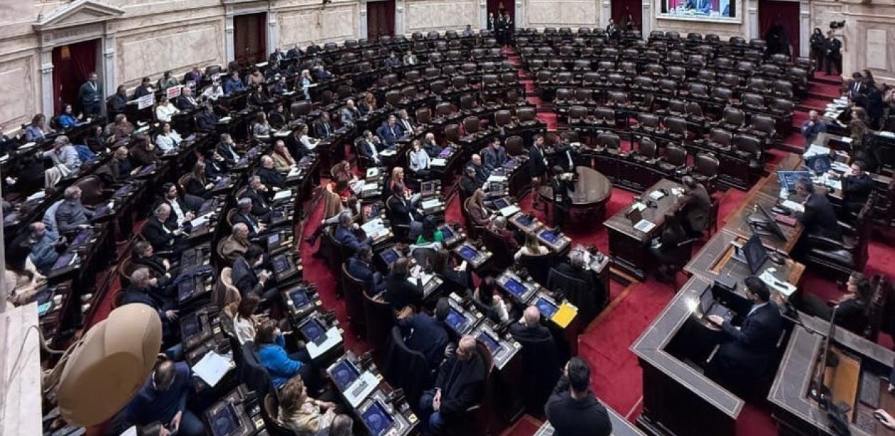 Con apoyo del PRO y la UCR, el oficialismo logró aplazar la interpelación contra Adorni