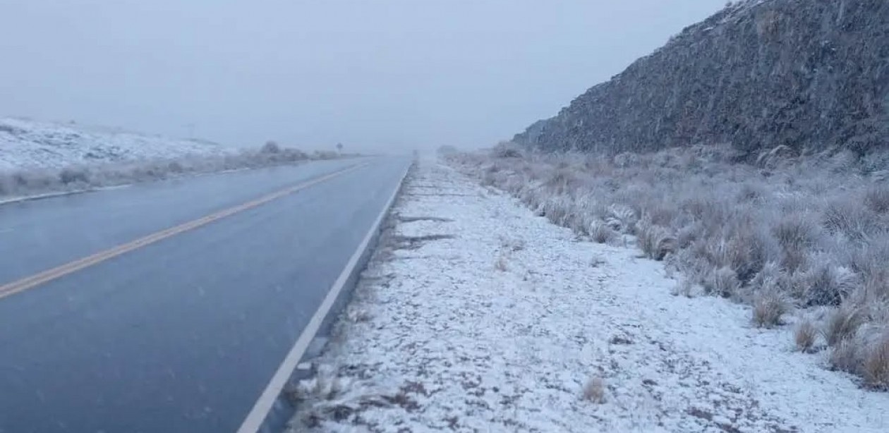 El frío extremo trajo nieve y tiñó de blanco varias zonas del país