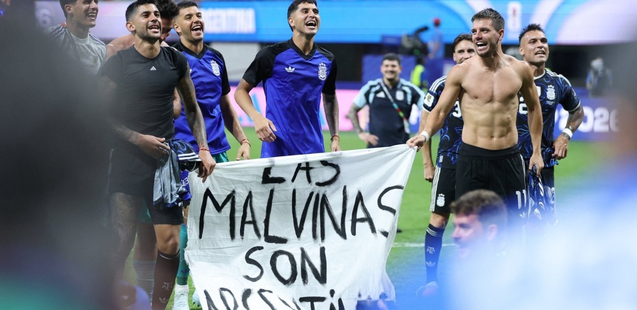 Reino Unido pidió a la FIFA investigar a la Argentina por la bandera de Malvinas en la semifinal