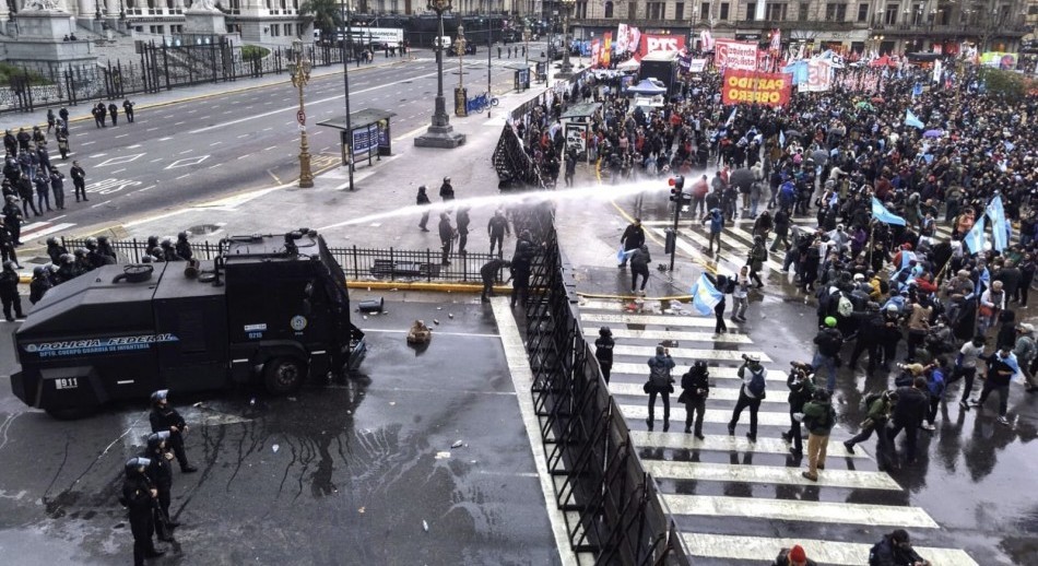 Organizaciones marcharon al Congreso contra de la Ley de Propiedad Privada: Hay detenidos