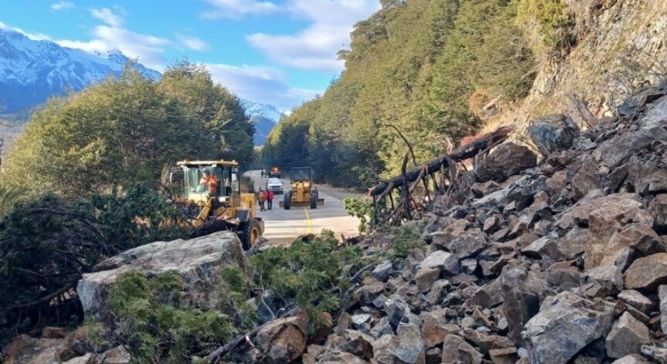 Corte total en la Ruta 40 en Río Negro por desprendimiento de rocas y tierra
